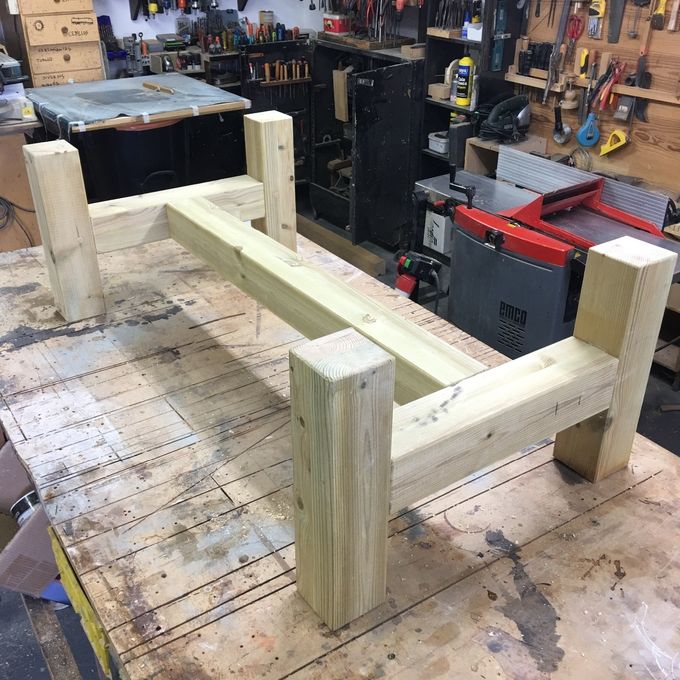 Estructura Mesa Baja:  Realizada con viga laminada de madera maciza de 9o x 90 patas con chambrana en H y larguero central
Uniones realizadas mediante caja y espiga.